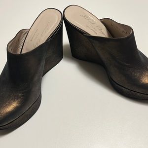 Robert Clergerie platform Mule. Beautiful bronze metallic